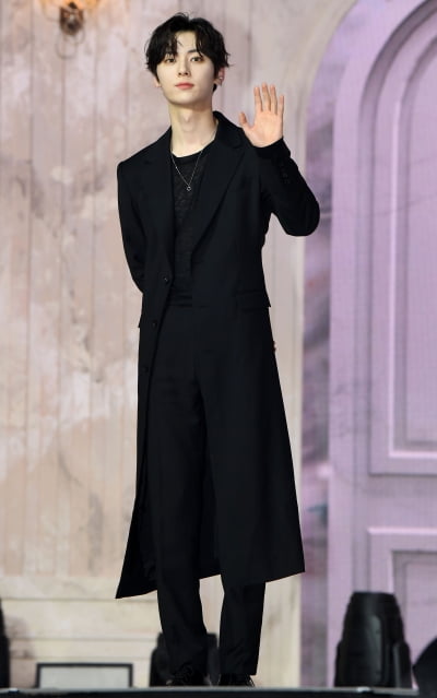 [TEN 포토] 뉴이스트 민현 '살면서 한 번은 말 걸어보고 싶은 잘생김'