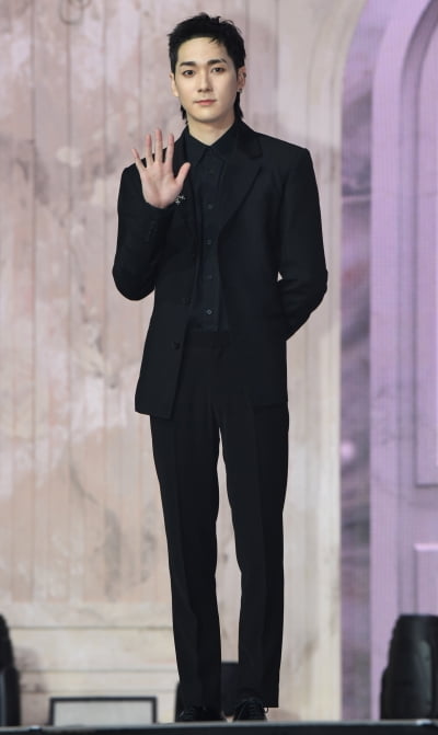 [TEN 포토] 뉴이스트 아론 '건강지키며 무대에서 만나요'