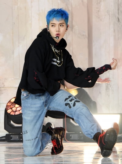 [TEN 포토] 뉴이스트 렌 '섹시하게'