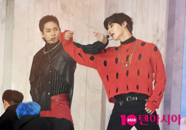 [TEN 포토] 뉴이스트 아론-민현 '매력 넘치는 유닛댄스'