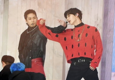 [TEN 포토] 뉴이스트 아론-민현 '매력 넘치는 유닛댄스'