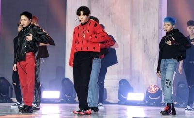 [TEN 포토] 뉴이스트 아론-민현-렌 '무대 위 카리스마'