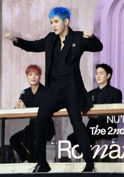 [TEN 포토] 뉴이스트 렌 '파워 넘치는 포인트 안무'