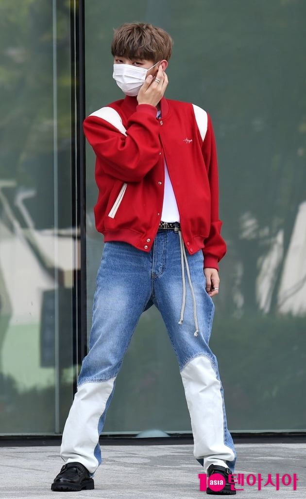 [TEN 포토] 윤지성 '길거리에서 포인트 안무'