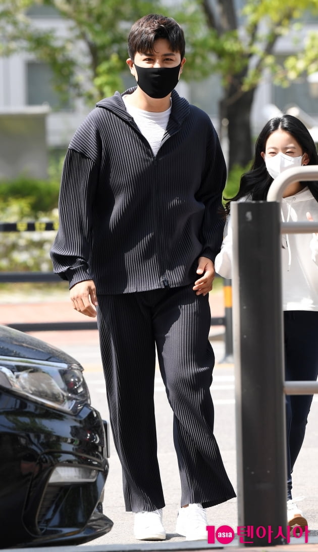 [TEN 포토] 진해성 '패셔니스타의 화려한 출근길'