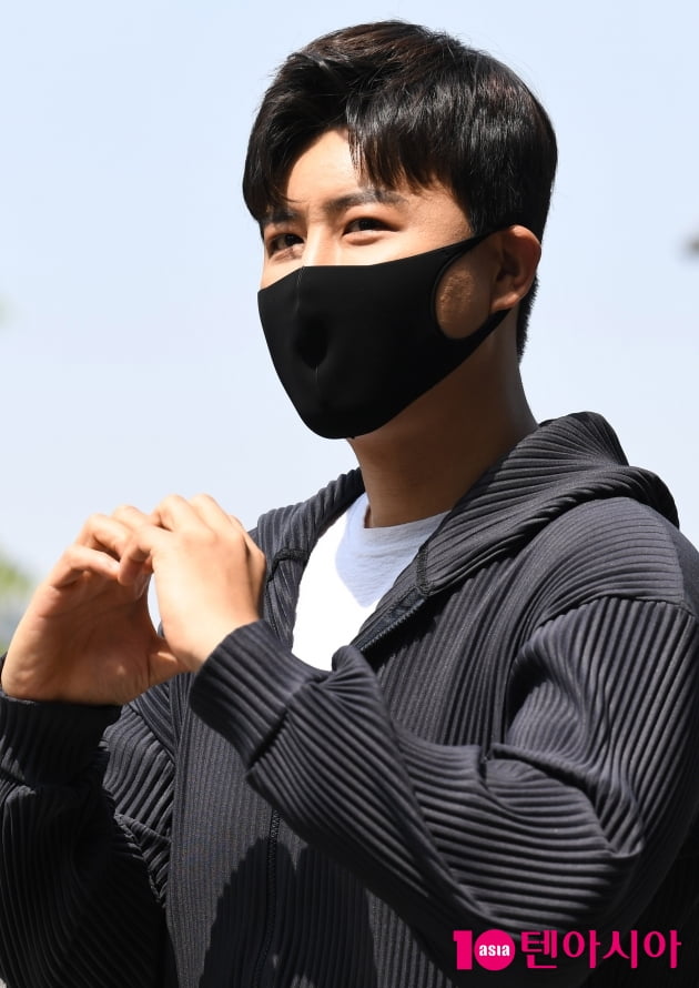 [TEN 포토] 진해성 '여심 저격하는 하트'
