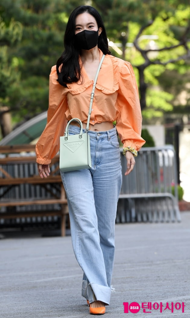 [TEN 포토] 김나희 '주황색 신발이 포인트'