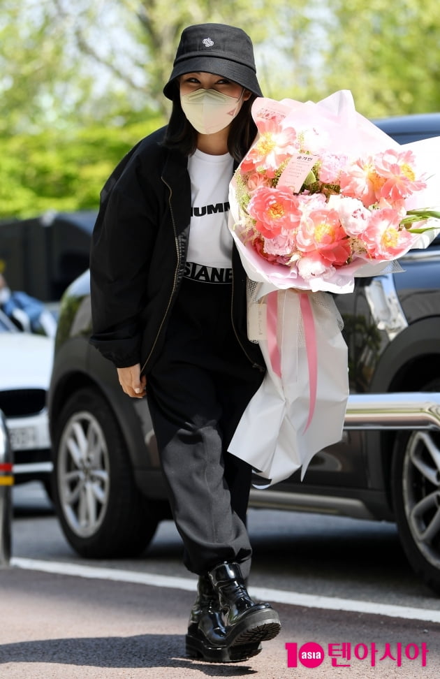 [TEN 포토] 송가인 '어마어마한 꽃다발을 들고'
