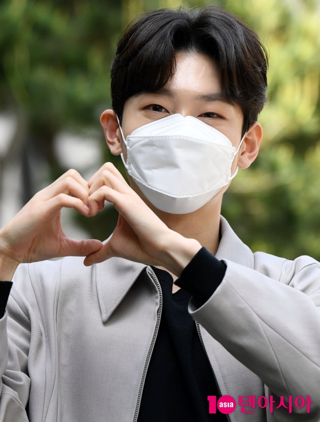[TEN 포토] 김용빈 '맑고 깨끗한 하트~'