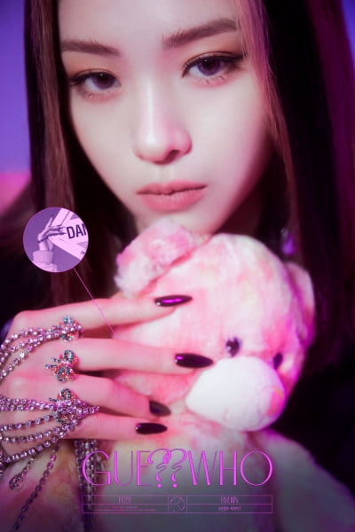 "누구일까 마피아"…ITZY 류진, 할리퀸 변신