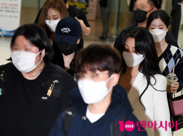 [TEN 포토] 트와이스 쯔위-미나-지효-다현 '특급경호 받으며 공항 도착'