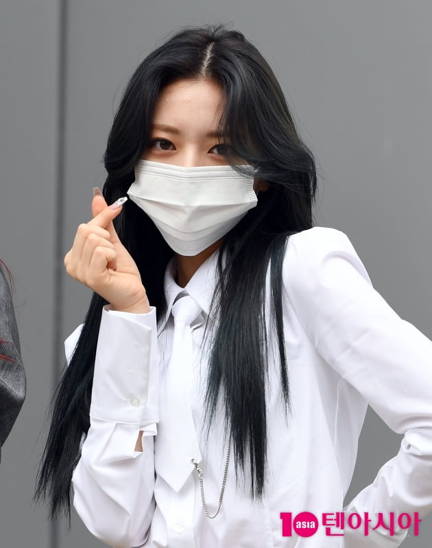 [TEN 포토] 있지 유나 '싱그러운 하트'