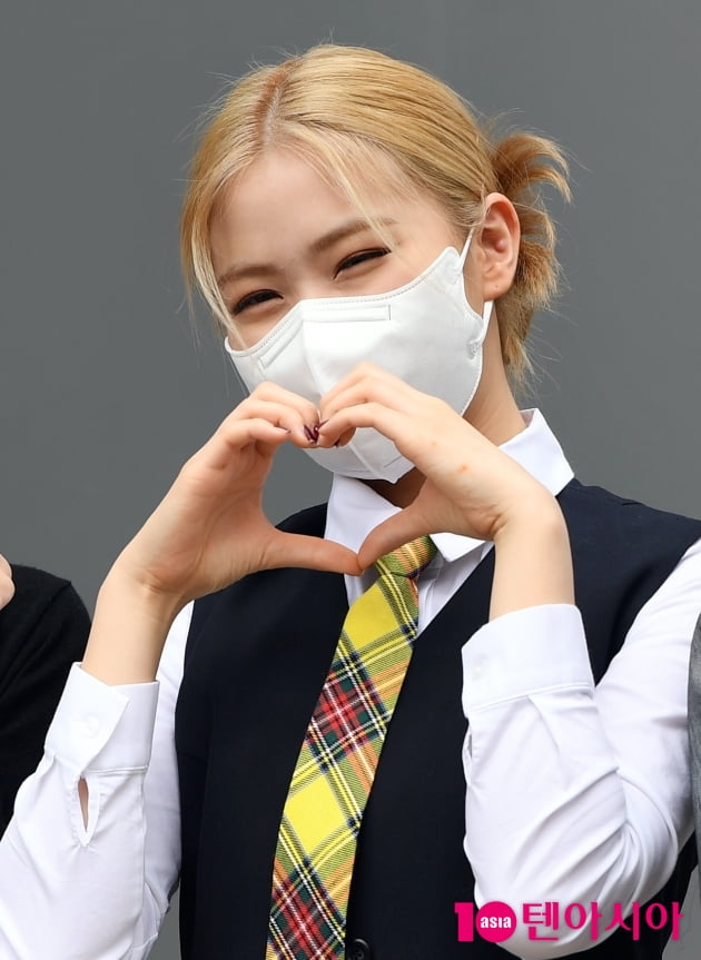 [TEN 포토] 있지 류진 '청순미 넘치는 하트'
