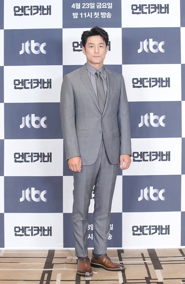 지진희는 '언더커버'에서 자신의 정체를 숨기고 살아온 안기부 요원 한정현 역을 맡았다. /사진제공=JTBC