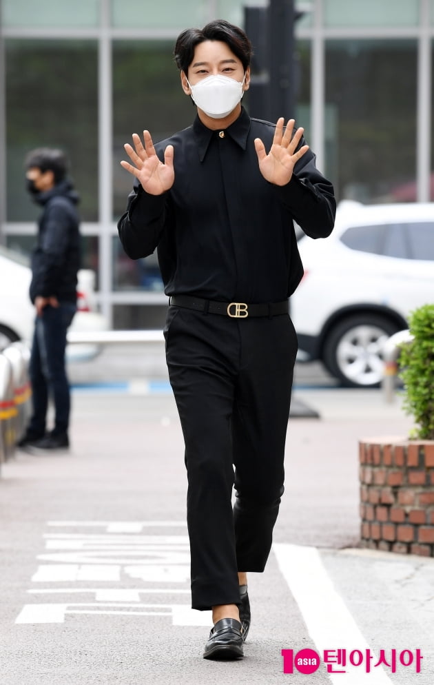 [TEN 포토] 황치열 '해피바이러스 출근길'