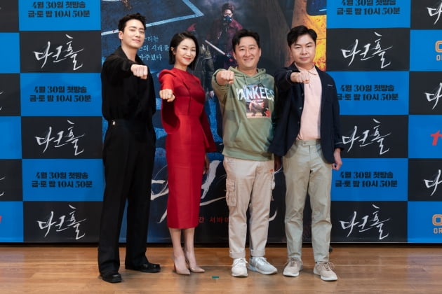 배우 이준혁(왼쪽부터), 김옥빈과 김봉주 감독, 배우 임원희가 26일 오후 온라인 생중계된 OCN 새 금토드라마 '다크홀' 제작발표회에 참석했다. /사진제공=OCN