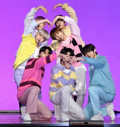 [TEN 포토] 엔하이픈 '여심저격 하트꽃'