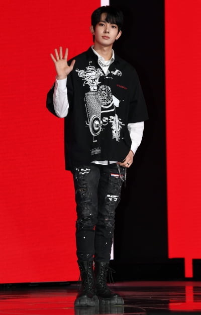 [TEN 포토] 엔하이픈 희승 '만찢남 인사'