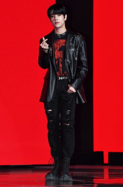 [TEN 포토] 엔하이픈 제이크 '하트 뿌려요'