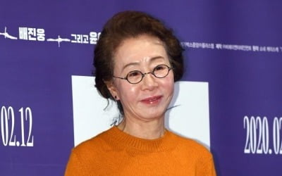 문 대통령 "윤여정 연기 인생 경의 표해, 영화계 쾌거" [전문]