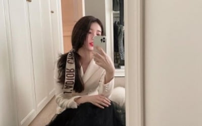수지, 명품 스카프를 머리끈으로…청순美 한도 초과 [TEN★]