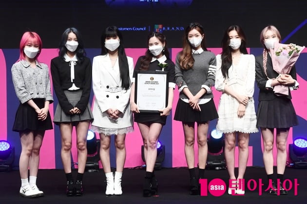 [TEN 포토] 오마이걸 '예쁜애 옆에 예쁜애'