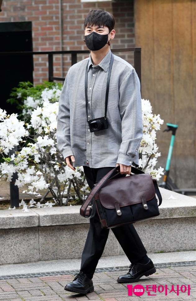 [TEN 포토] 라포엠 유채훈 '햇빛도 질투하는 외모'