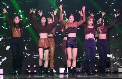 [TEN 포토] 핫이슈 '화려한 퍼포먼스'