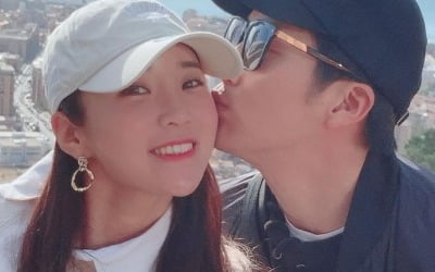 이보미 "♥이완 보고 싶어"…신혼여행 '볼 뽀뽀' 사진 공개 [TEN★]