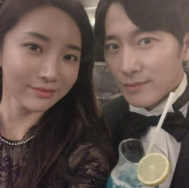 이보미 "♥이완 보고 싶어"…신혼여행 '볼 뽀뽀' 사진 공개 [TEN★]