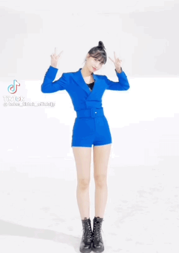 트와이스 모모, 신곡 쿠라쿠라 댄스…미모에 비율까지 다 갖췄어[TEN TOK]