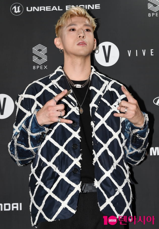 [TEN 포토] KARD BM '스웨그 넘치는 인사'