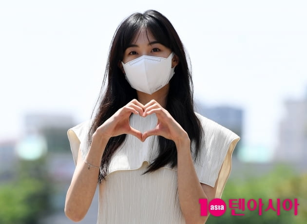 [TEN 포토] 금새록 '청량한 하트 받아가요'