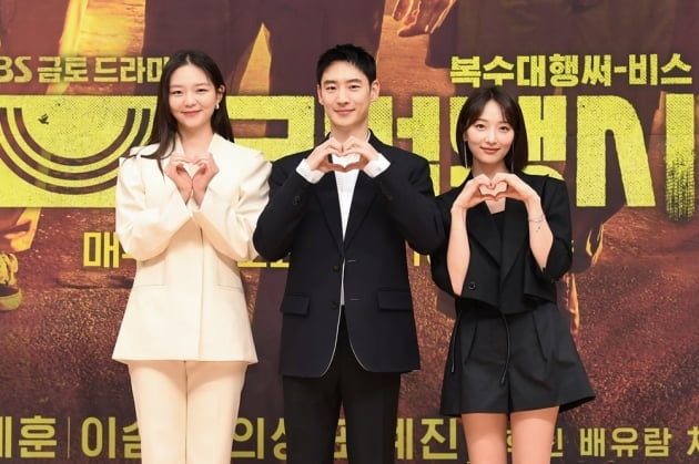 배우 이솜(왼쪽부터), 이제훈, 표예진. /사진제공=SBS