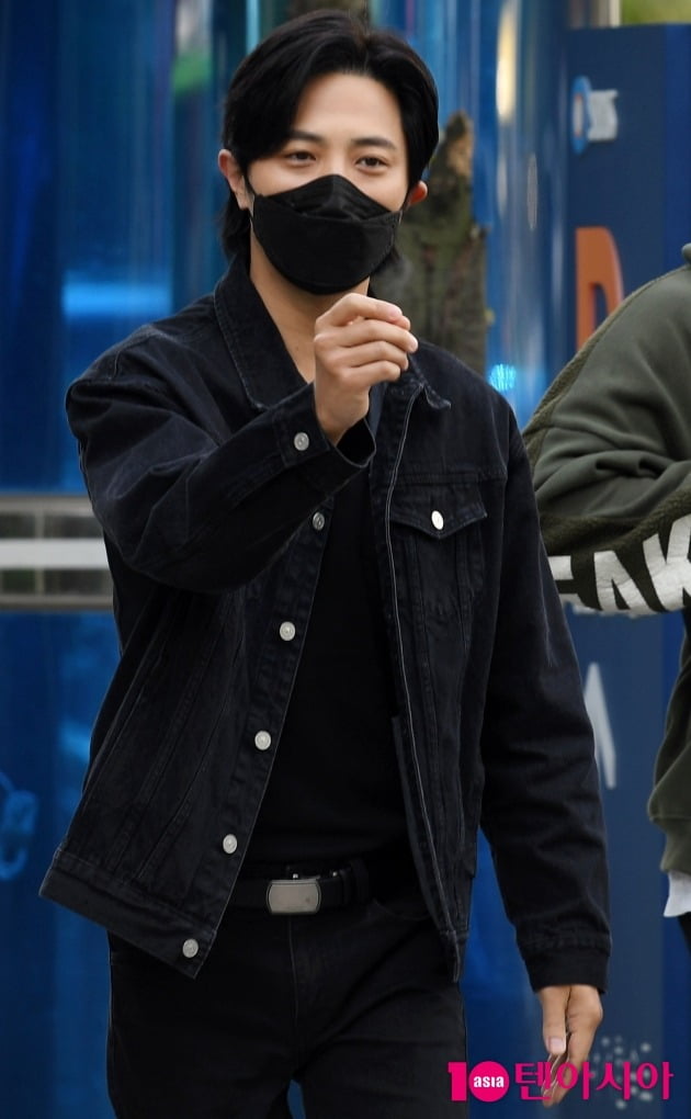 [TEN 포토] 진구 '사인해드러 갑니다'