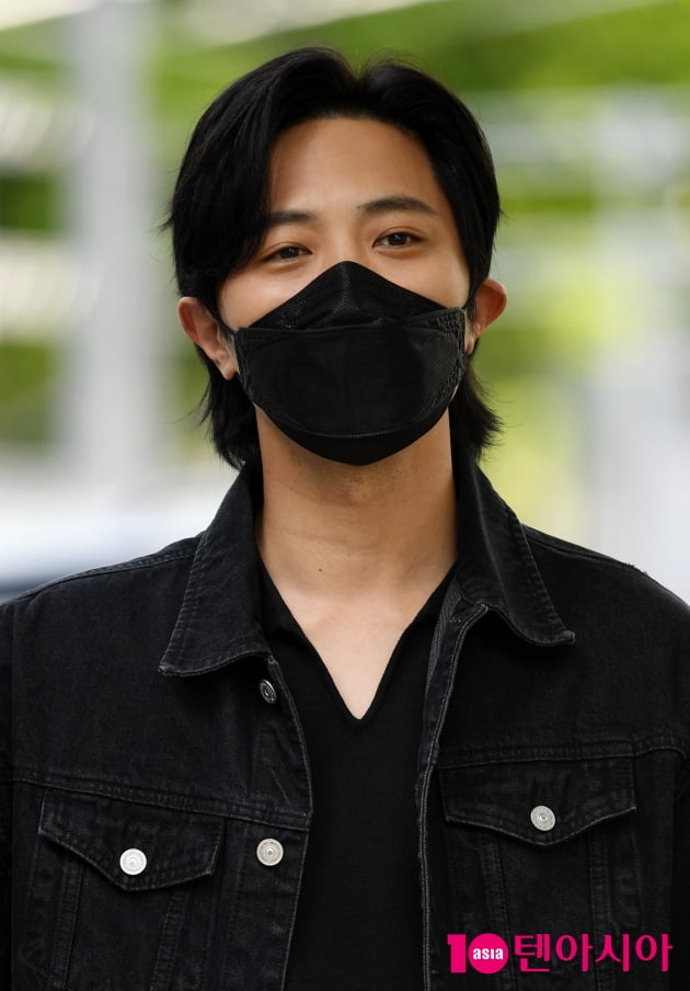 [TEN 포토] 진구 '마스크로 가릴수 없는 잘생김'