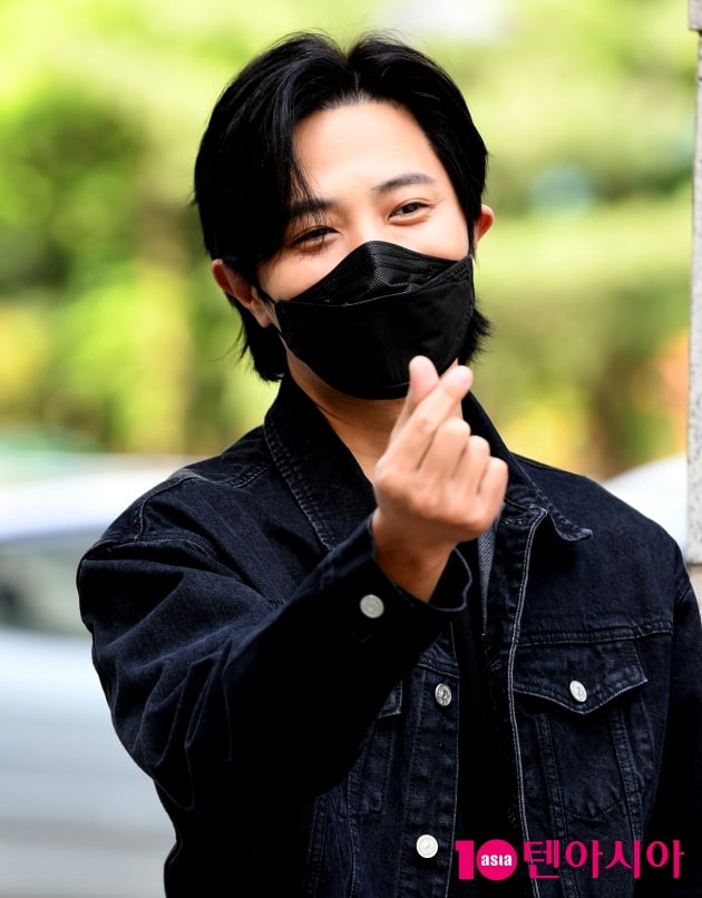 [TEN 포토] 진구 '하트 뿌려요'