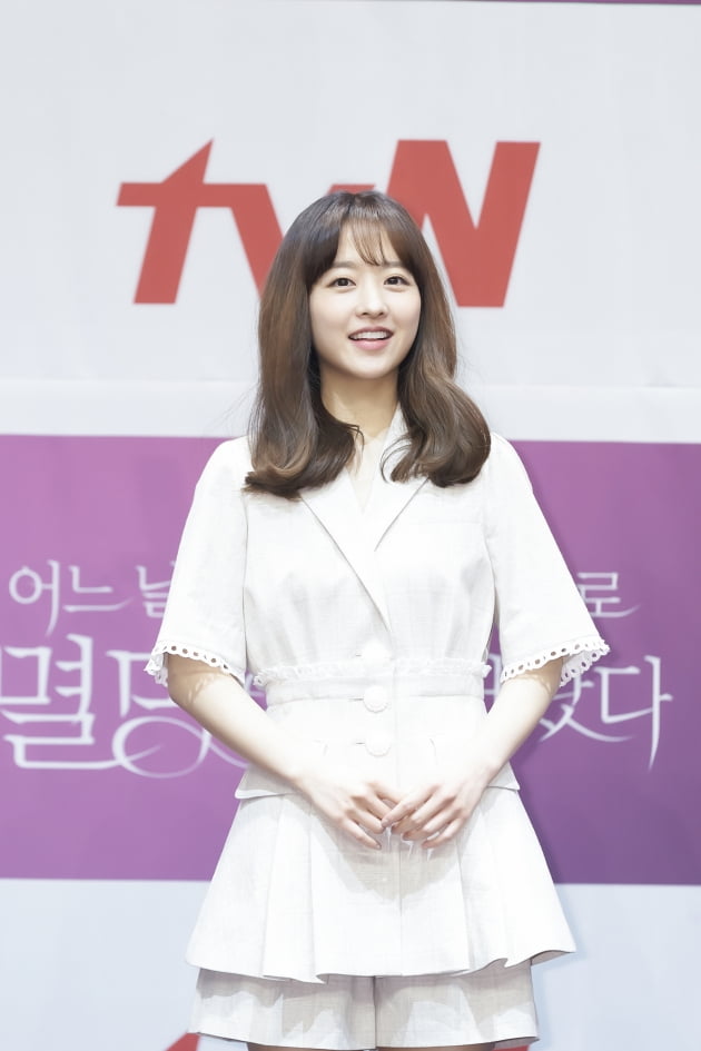 배우 박보영이 6일 오후 온라인 생중계된 tvN 새 월화드라마 '어느 날 우리 집 현관으로 멸망이 들어왔다' 제작발표회에 참석했다. /사진제공=tvN