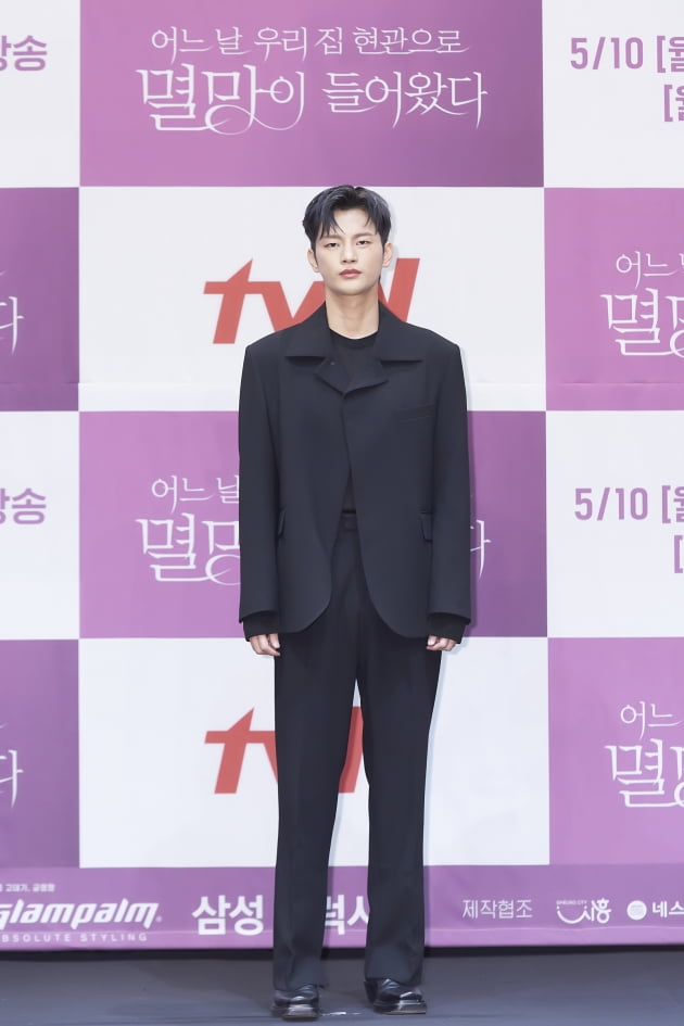배우 서인국이 6일 오후 온라인 생중계된 tvN 새 월화드라마 '어느 날 우리 집 현관으로 멸망이 들어왔다' 제작발표회에 참석했다. /사진제공=tvN