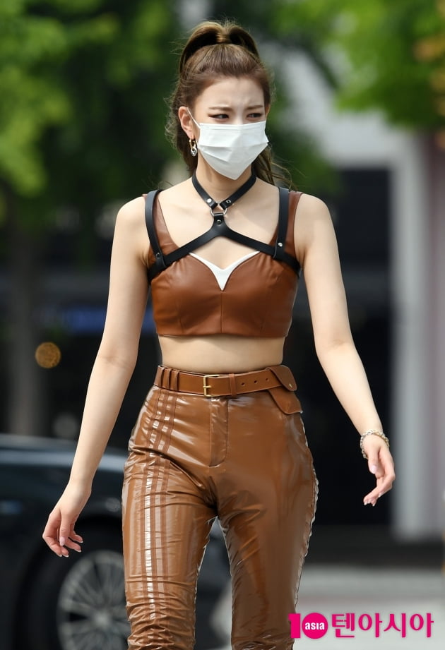 [TEN 포토] ITZY(있지) 리아 '머리부터 의상 브라운 깔맞춤'