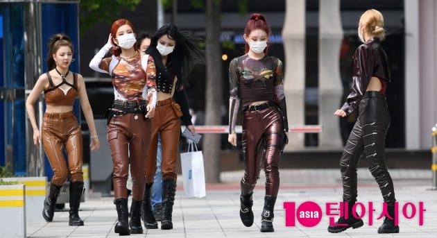 [TEN 포토] ITZY(있지) '리아야 마스크....'