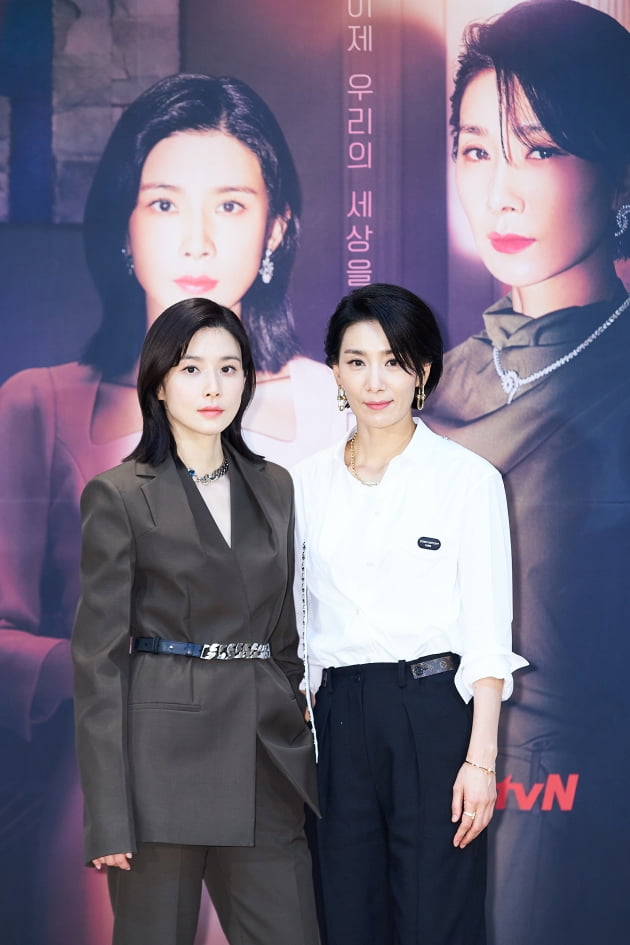 이보영(왼쪽)과 김서형이 '마인' 제작발표회에 참석해 포즈를 취하고 있다. /사진제공=tvN