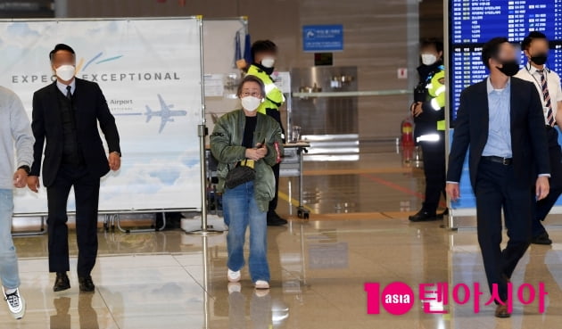 [TEN 포토] 윤여정 '특급경호 받는 오스카 여신'