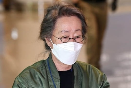 윤여정, 금의환향…항공점퍼 입고 귀국 '지친 기색' [종합]