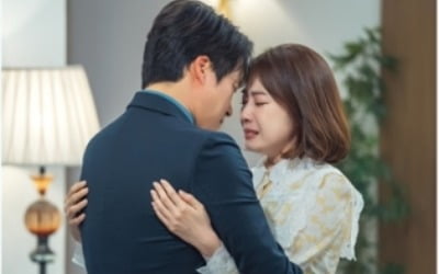 홍은희·최대철, 감정 오열 현장…애잔한 포옹 ('오케이 광자매')
