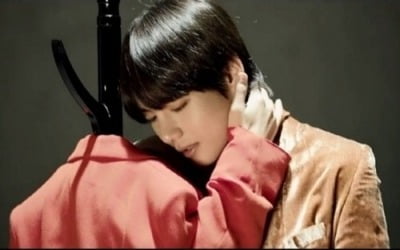 방탄소년단 뷔 '싱귤래리티', 빌보드 월드세일즈 재진입→1위…포브스 "매우 인상적"