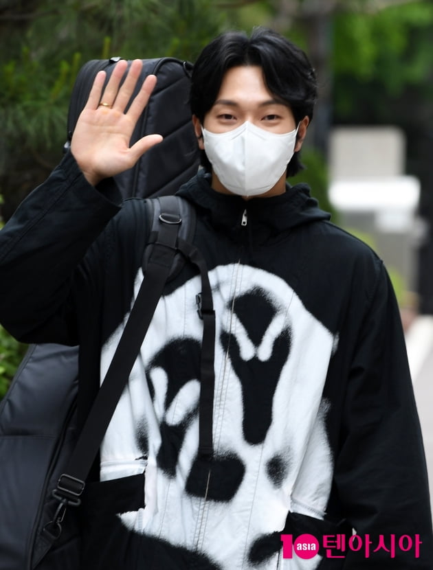 [TEN 포토] 김필 '달콤한 손인사'
