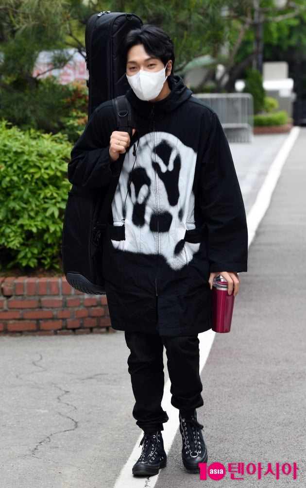 [TEN 포토] 김필 '기타하나 메고 출근길'