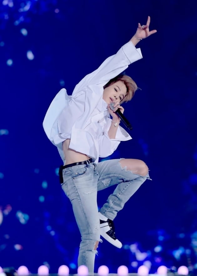 "방탄소년단 지민 허리 27인치" 외신 집중조명