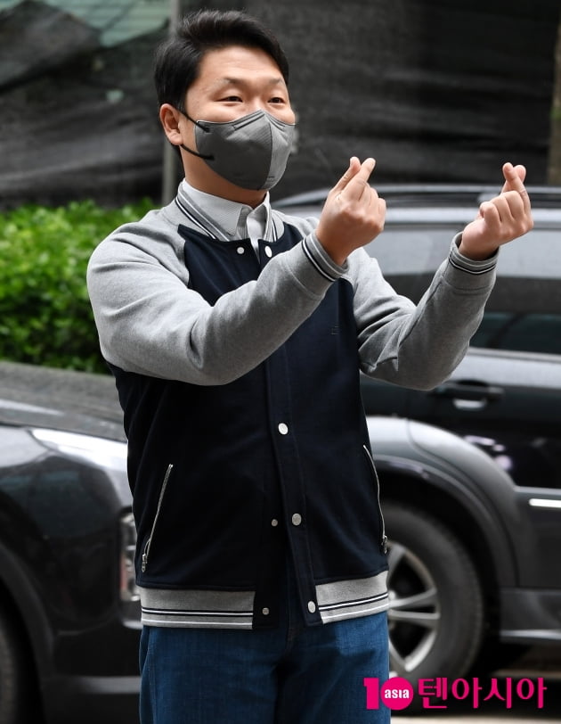 [TEN 포토] 싸이 '팬들에게 보내는 하트'